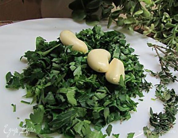 Очистить чеснок, зелень порезать.