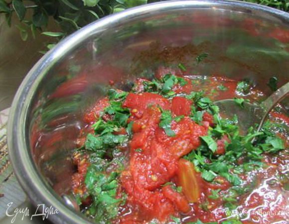 Выложить томаты в сотейник и довести до кипения, приправить солью и перцем, добавить сахар, рубленную зелень. Дать закипеть и выключить огонь.