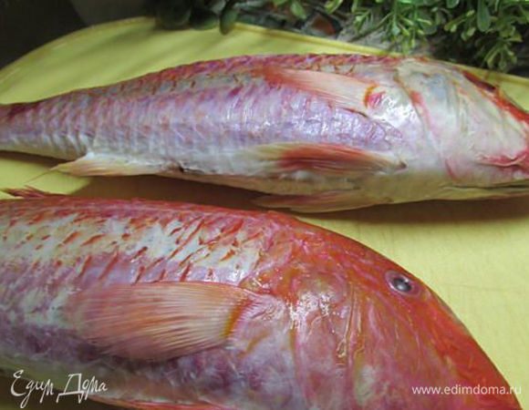 С рыбы удалить чешую. 