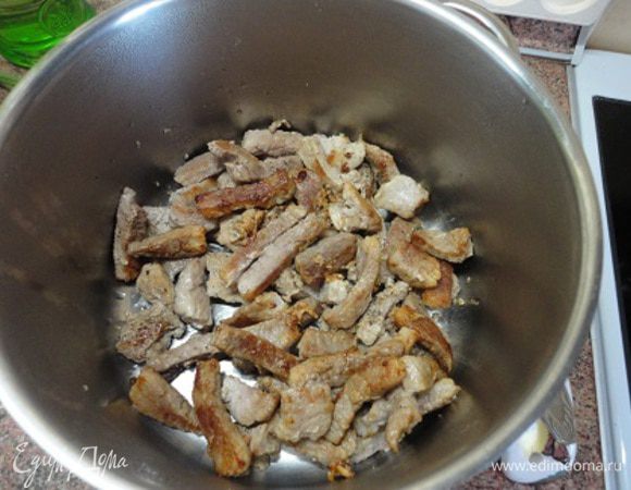 Мясо нарезать брусочками, посолить, поперчить и обжарить в разогретом масле до коричневой корочки. Отложить. 