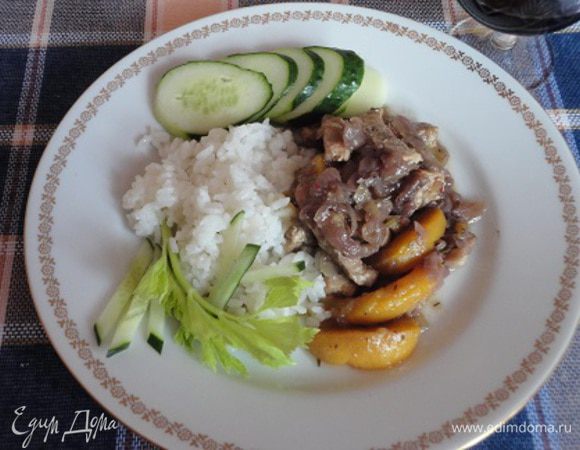 Лук нарезать тонкими четверть кружочками, посыпать тимьяном, сахаром (если вино сухое) и обжаривать на сливочном масле 3 минуты.
Добавить уксус, вино, бульон, довести до кипения. В соус выложить мясо и тушить на медленном огне 30 минут. Посолить, поперчить, добавить нарезанные дольками персики или сливы, довести до кипения, выключить и оставить на плите настаиваться минут 20.
Подавать с отваренным рисом, зеленью.
