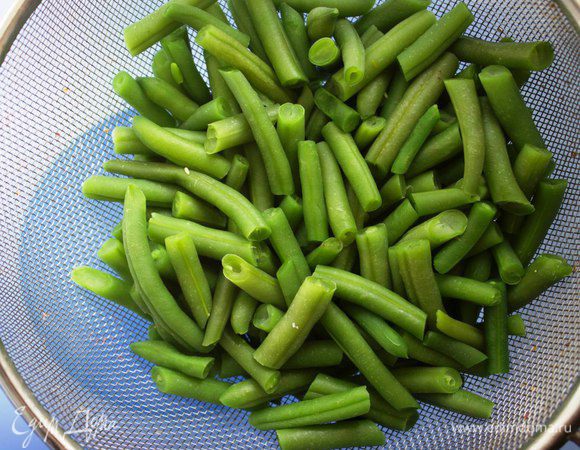 Фасоль отварить в течение 2 минут в слегка подсоленной воде, отбросить на сито (отвар сохранить), обдать ледяной водой и  и дать стечь.