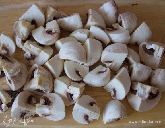 Шампиньоны очистить от кожицы и порезать на 4 части. Отварить в течении 3 минут. Достать из отвара.
