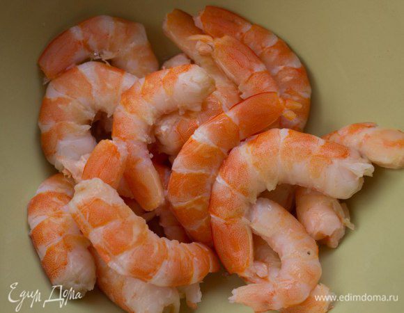 Креветки разморозить и очистить, удалить кишечную вену.