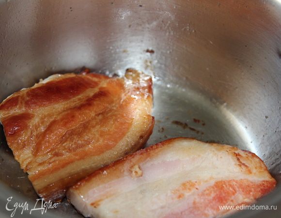 Грудинку нарезаем крупными кусками и поджариваем в кастрюле с толстым дном. Лишний жир сливаем.