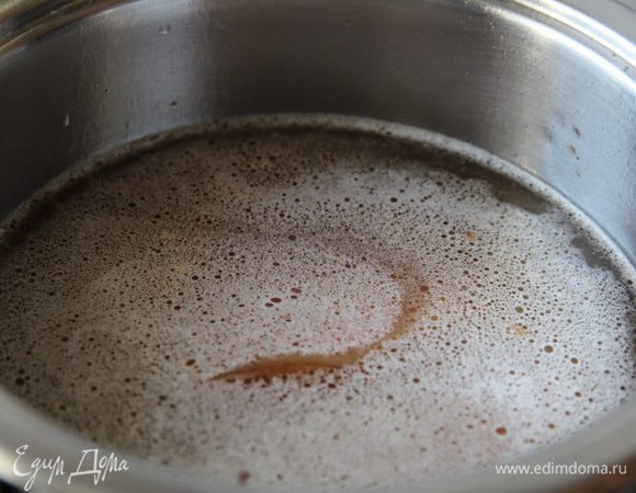 Заливаем грудинку бульоном (у меня куриный, но если нет бульона, вполне подойдет и простая вода. Бульон все-равно получится насыщенным) и готовим на сильном огне 10 минут. Затем огонь убавляем до минимума и под крышкой готовим еще 30 минут.