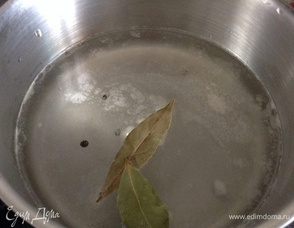 В ковшик налить 0.5л воды, добавить соль, сахар, лавровый лист и перец. Дать вскипеть и варить минут 5. Выключить и дать остыть.