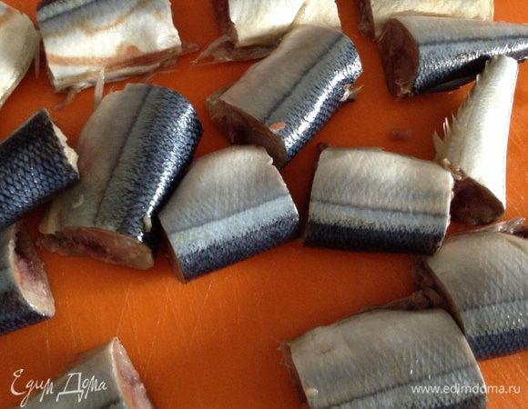 Рыбку вымыть, очистить и нарезать на куски 3-4 см.