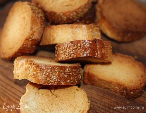 В это время нарезаем багет на кусочки, толщиной около 1 см и подсушиваем в духовке до румяного состояния. 