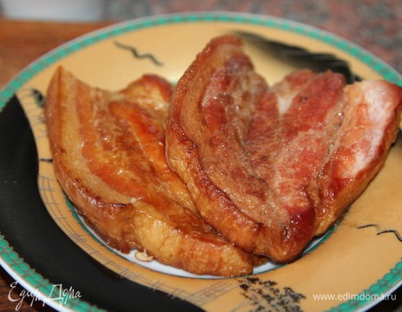 Грудинка приготовилась, вынимаем ее из бульона и откладываем в сторону.