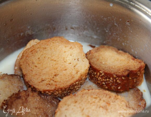 В бульон добавляем подогретое молоко и выкладываем подсушенные кусочки багета. Оставляем на 10 минут под крышкой (без огня) чтобы сухари протомились и напитались бульоном.