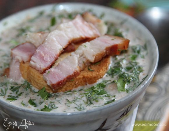 Собираем наше блюдо: наливаем в тарелку суп, нарезаем и добавляем зелень (мы любим побольше), сверху выкладываем подсушенный сухарик и на него нарезанную грудинку. Приятного аппетита!