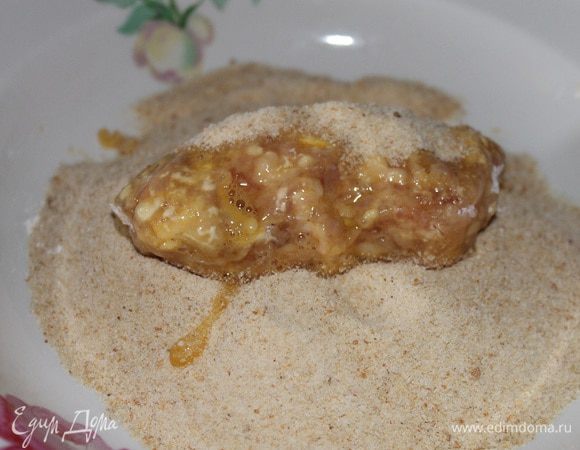 А затем в панировочных сухарях.