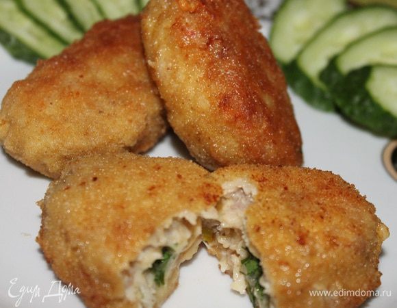 В сковороду наливаем 6-8 ст.л. растительного рафинированного масла, разогреваем его и выкладывает наши котлеты. Обжариваем на среднем огне, с двух сторон, до золотистого цвета. Подаем горячими с любимым гарниром! Приятного аппетита!