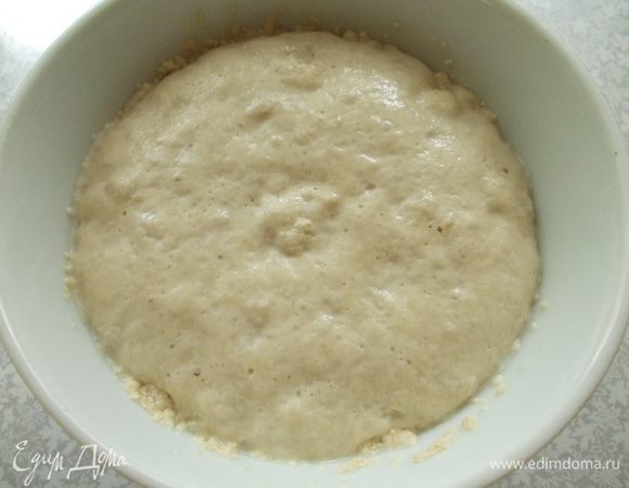 Готовим опару. В миску высыпаем сухие дрожжи , столовую ложку сахара и 50 мл ,комнатной температуры, молока. Оставляем на минут 15-20.