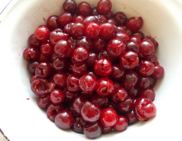 Вишню промываем и отделяем от косточек.