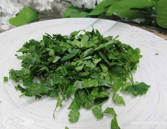 Зелень петрушки вымыть и обсушить. Мелко порезать. Зелень можно взять любую на ваш вкус.