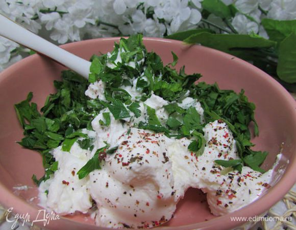 Сыр (Буко, Фета, Маскарпоне, Филадельфия) поперчить свежемолотым перцем, перемешать с мелко нарезанной зеленью.