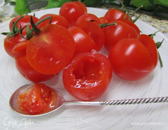 У томатов черри надрезать верхушки, с помощью наузетки (у меня её нет, я маленькой ложечкой) вычистить середину каждого помидора. 