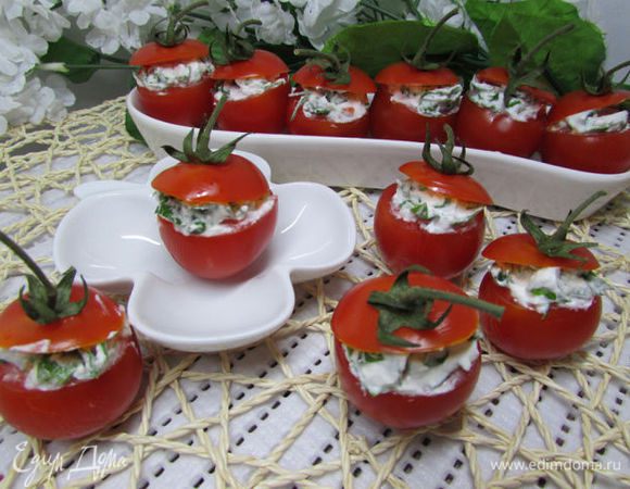 Затем наполнить сырной смесью помидорки. Можно выложить черри на листья салата. 
Приятного аппетита!