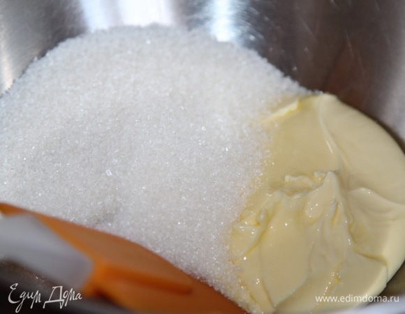 Размягченное сливочное масло соединяем с сахаром.