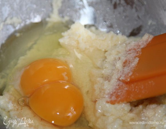 Хорошенько размешиваем и добавляем яйца.