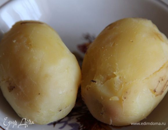 Картофель я отварила заранее в "мундирах" и после того, как он остыл очистила от кожуры.