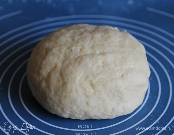 Добавляем картофельное пюре к смеси масла, сахара и яиц - хорошо вымешиваем. Затем добавляем разрыхлитель и порциями муку. Муки потребуется 350-400 грамм, поэтому я отвесила отдельно 350 грамм и 50 грамм отдельно. В этот раз потребовалось ровно 350 грамм. Замешиваем мягкое и эластичное тесто. Оно не липнет к рукам и очень приятное по консистенции. Накрываем пленкой и отправляем в холодильник минимум на 20 минут. Я в этот раз держала в холодильнике 30 минут. 