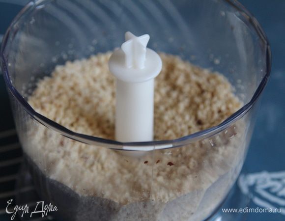 Пока тесто отдыхает, готовим начинку: орехи подсушиваем на сухой сковороде, отшелушиваем шелуху и блендером измельчаем до мелкого состояния. 