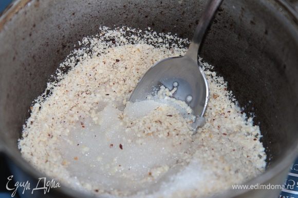 В емкость отправляем ореховую начинку, добавляем сахар и молоко.