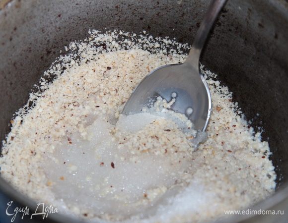 В емкость отправляем ореховую начинку, добавляем сахар и молоко.