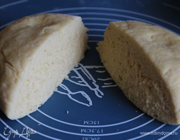 Достаем наше тесто, делим его на две части.