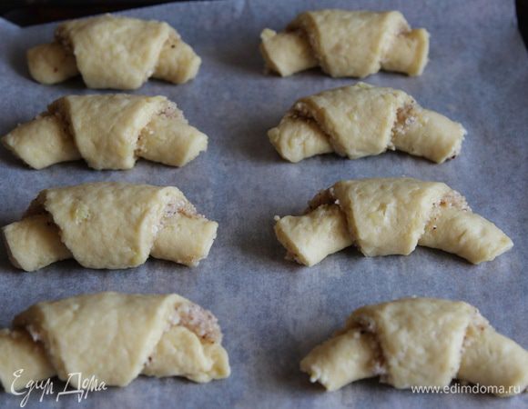 Скручиваем рогалики от широкого края к узкому и выкладываем на противень, выстеленный пергаментом. Духовка разогрета до 180 градусов. Отправляем в духовку на 25-30 минут до зарумянивания.