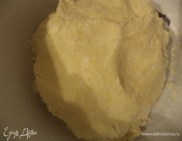 Муку перемешать с разрыхлителем. Охлаждённое сливочное масло натереть на крупной тёрке, соединить с мукой, порубить всё вместе ножом в крошку.
Добавить сахар и желтки, перемешать и замесить тесто.
Тесто на 30 мин убрать в холодильник.