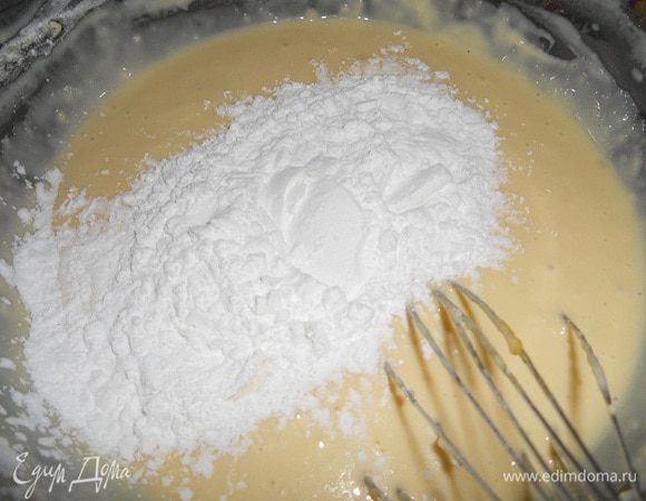 В миску разбить яйца, добавить сахар и соль, перемешать, влить половину молока, добавить подсолнечное масло, перемешать. Всыпать муку, желательно просеянную, перемешать венчиком, добавить крахмал, еще раз хорошо перемешать. Затем влить оставшееся молоко и перемешать, влить тан и хорошо перемешать до однородности. Готовому тесту дать постоять 15 минут.