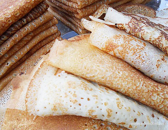 Затем жарить блины на хорошо разогретой сковороде, тесто нужно каждый раз перемешивать перед тем, как наливать на сковороду. Готовые блинчики подавать к столу можно и со сметаной, и с вареньем, и со сгущенным молоком. Приятного вам аппетита!