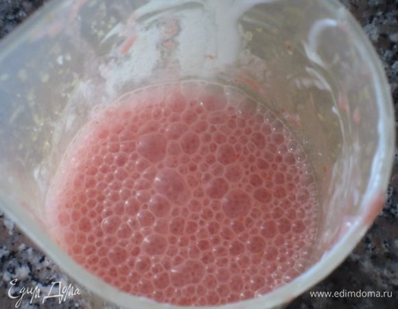Клубничный соус: Блендером пюрировать клубнику с йогуртом и сахаром.