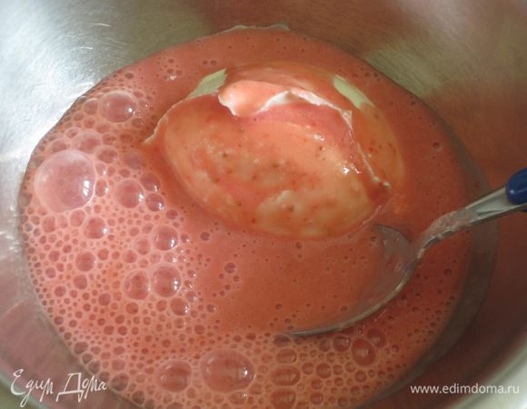 Ввести маскарпоне и аккуратно перемешать до однородности.