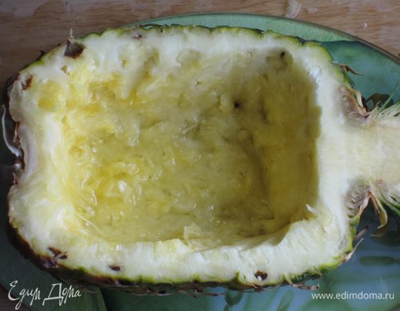 Фруктовый салат:Вырезать мякоть ананаса и нарезать кубиками. 