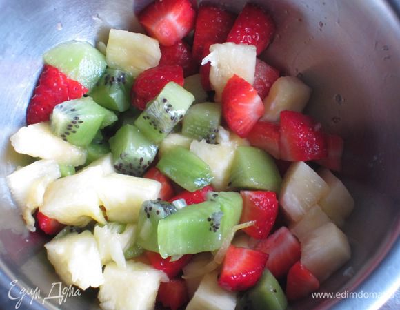 Клубнику и киви так же  нарезать кубиками.Фрукты перемешать.
