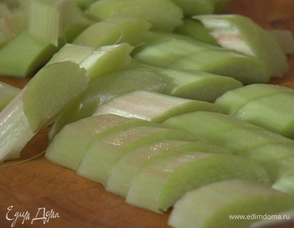Ревень очистить от грубой кожицы и нарезать небольшими кусочками.