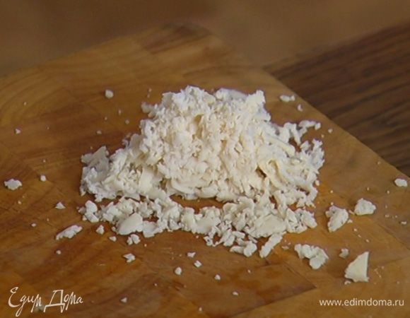 Марципан натереть на крупной терке.