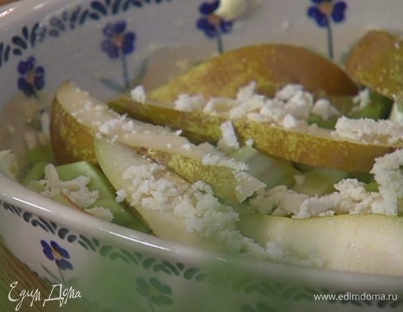 Керамическую жаропрочную форму смазать сливочным маслом, присыпать щепоткой сахара, выложить ревень, дольки груш и присыпать натертым марципаном.