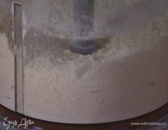Приготовить тесто: нарезанное сливочное масло, сахар и муку измельчить в блендере в крошку.