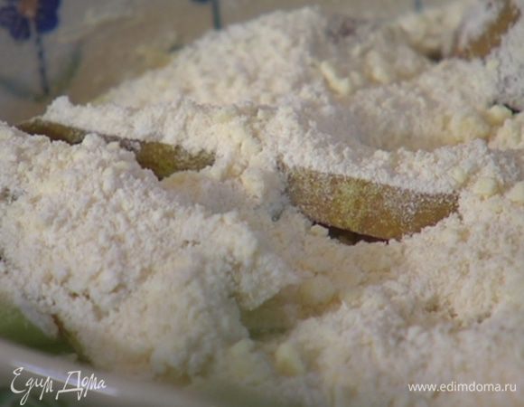 Форму с ревенем и грушей посыпать крошкой из теста и выпекать в разогретой духовке 25–30 минут.