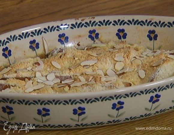 Миндальные лепестки подсушить на разогретой сковороде и посыпать готовый крамбл.