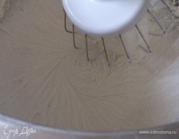Размягченное сливочное масло взбить с сахаром до состояния белой пышной массы.