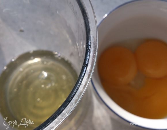 Белки отделить от желтков.