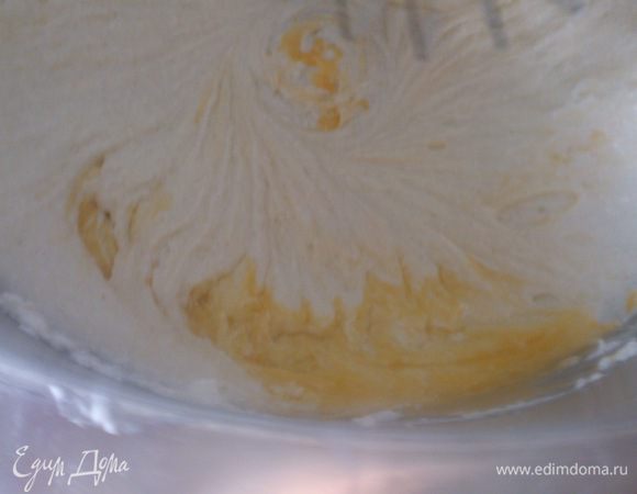 Продолжая взбивать масляную смесь, добавить порциями желтки. После каждого обязательно хорошо взбивать.