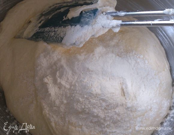 Посыпать немного просеянной муки,тщательно перемешивая.
